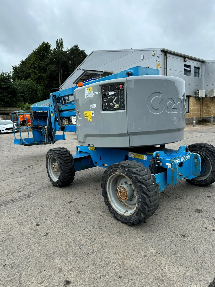 2012 GENIE GR26J 32FT VERTICAL MAST BOOM LIFT - Image 2