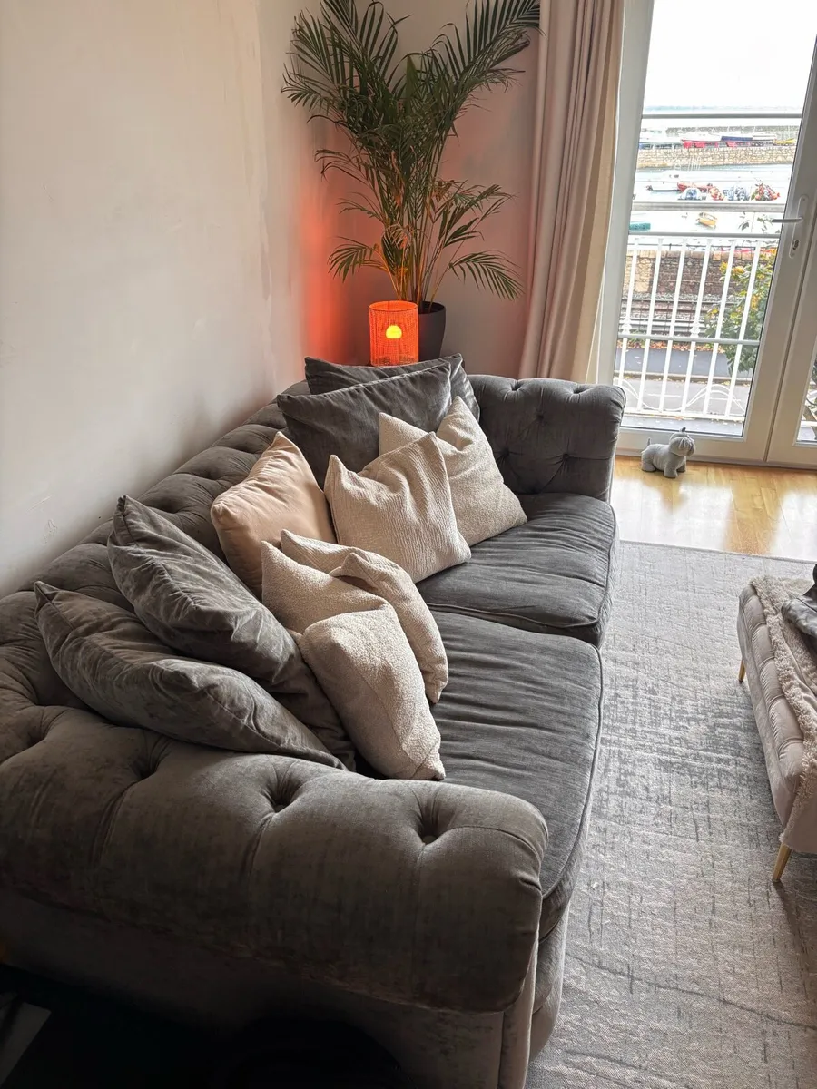 Modern Chesterfield-style sofa - Image 1