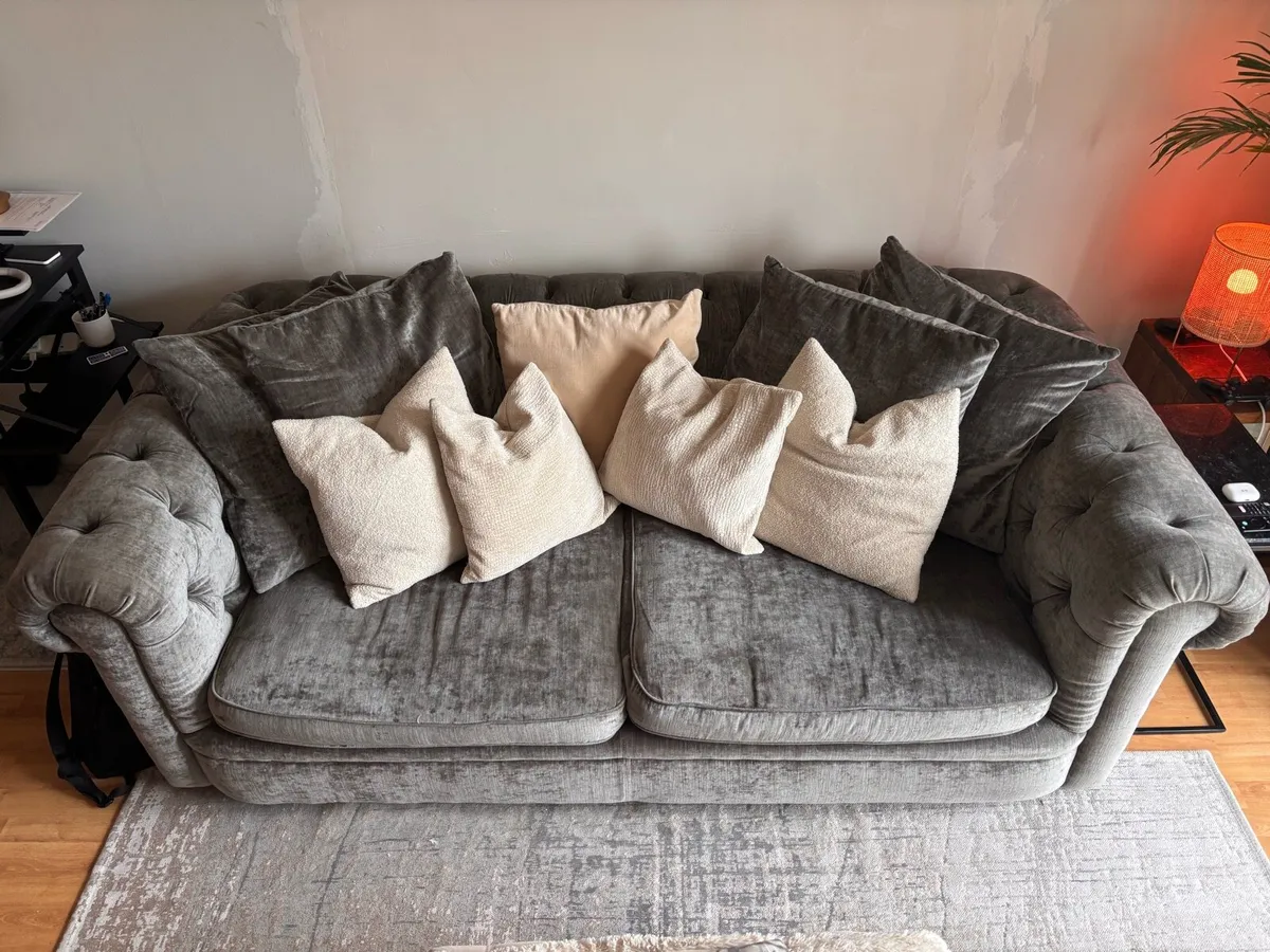 Modern Chesterfield-style sofa - Image 2