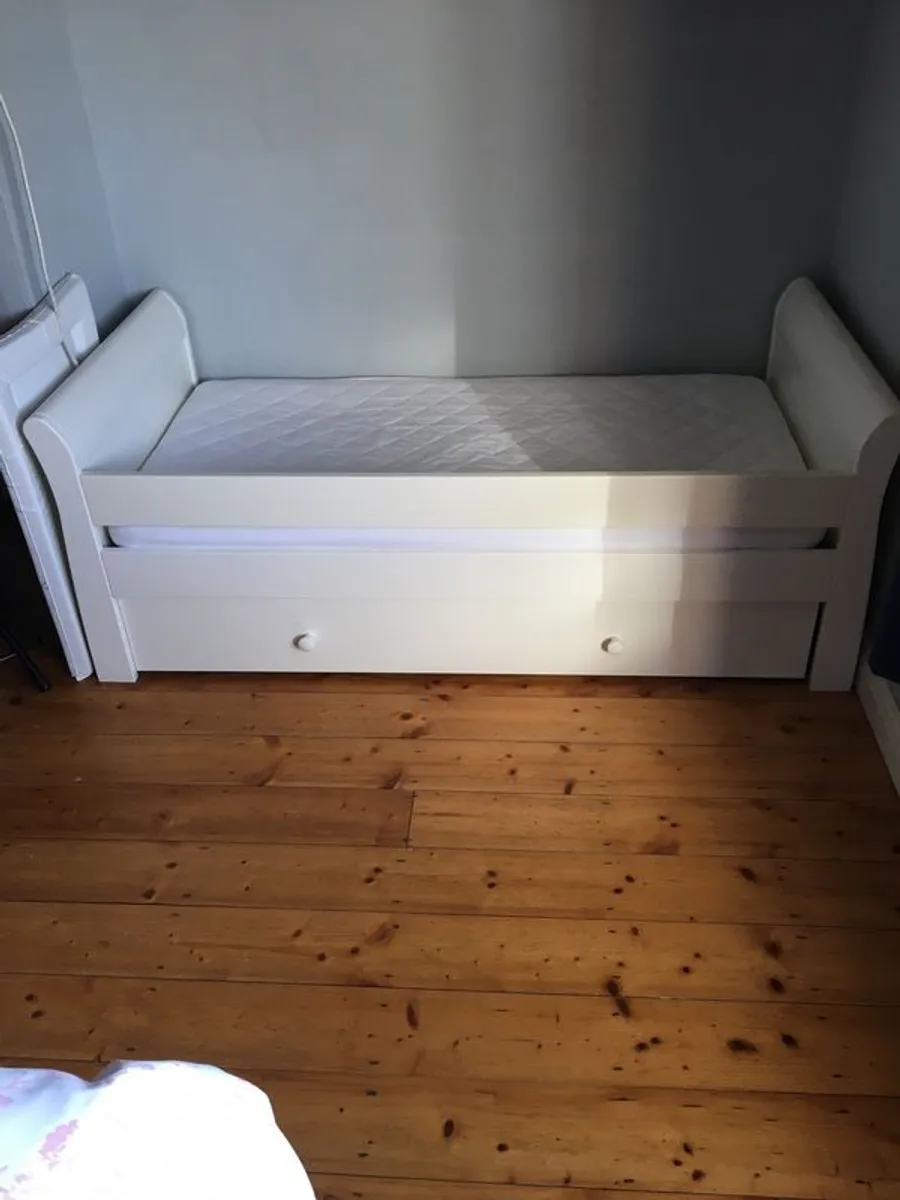 mamas and papas cot/bed with mattress - Image 4