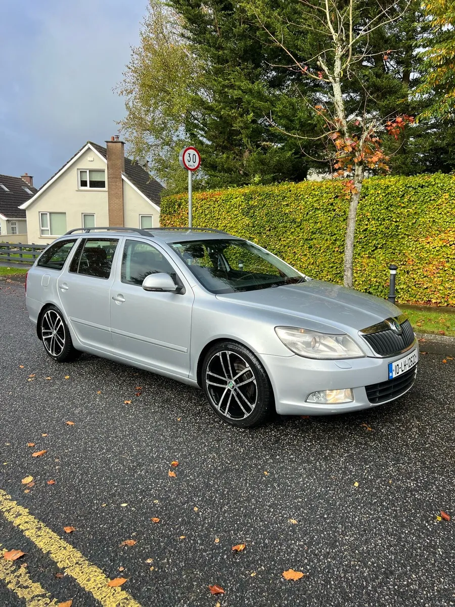 2010 SKODA OCTAVIA TDI 1.9 AUTOMATIC - Image 2