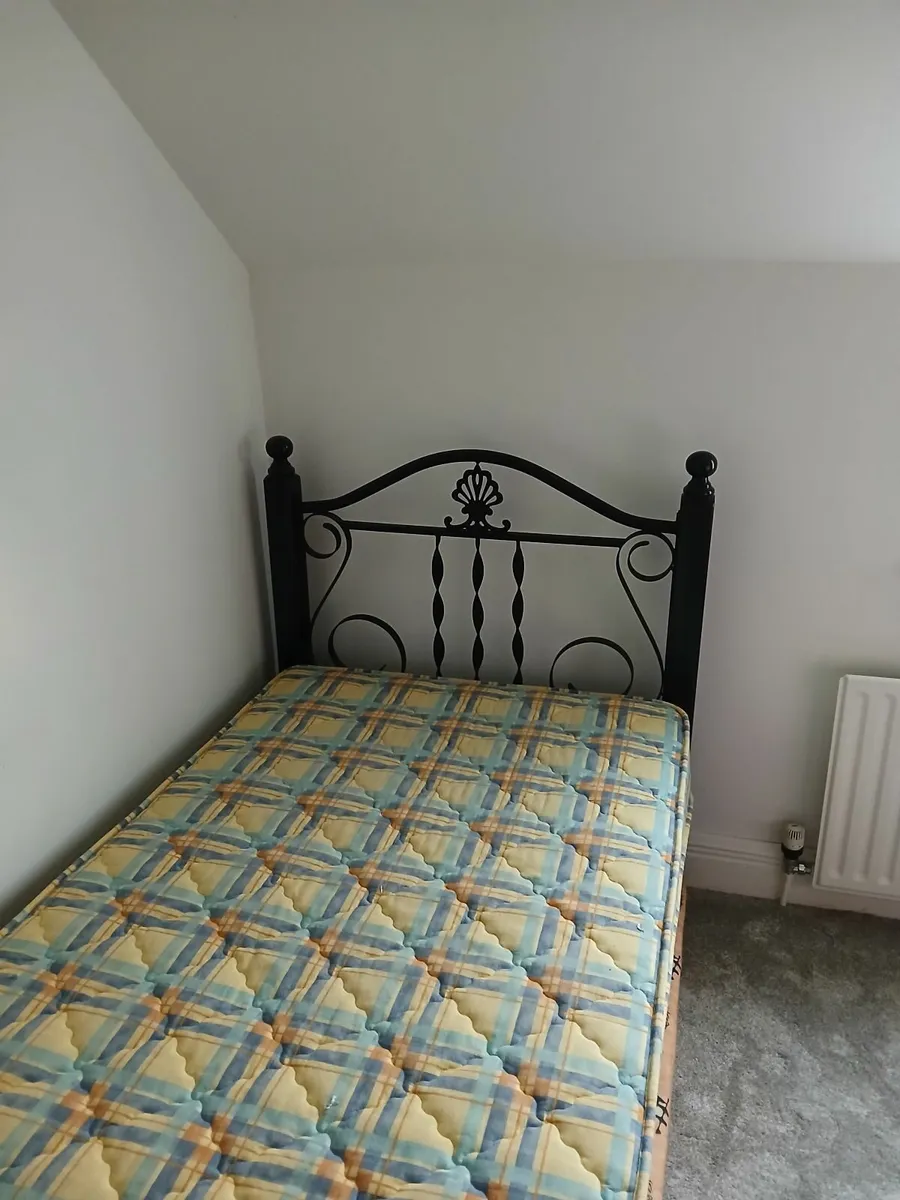 Single bed with mattress - Image 1