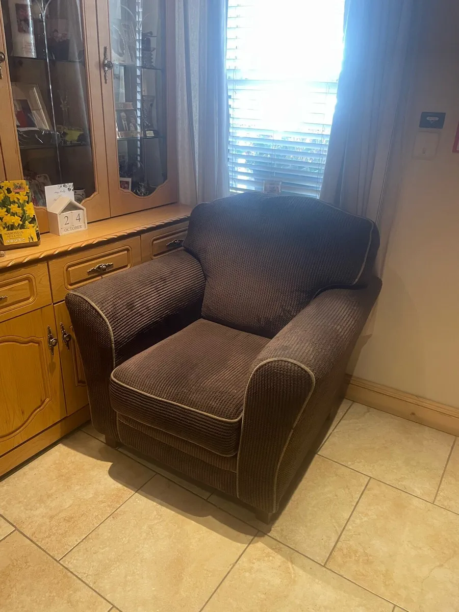 3 seater sofa and 2 armchairs - Image 3