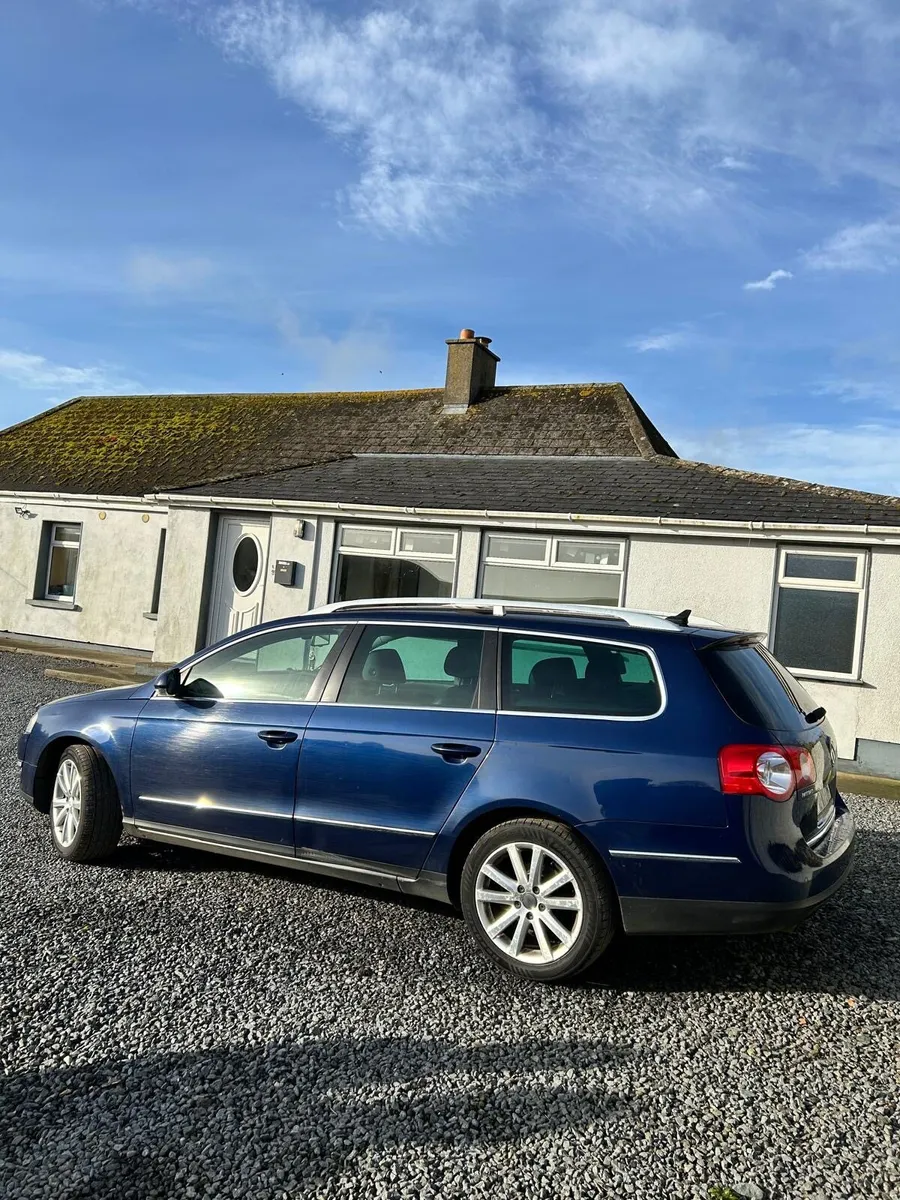 Volkswagen Passat 2010 - Image 2