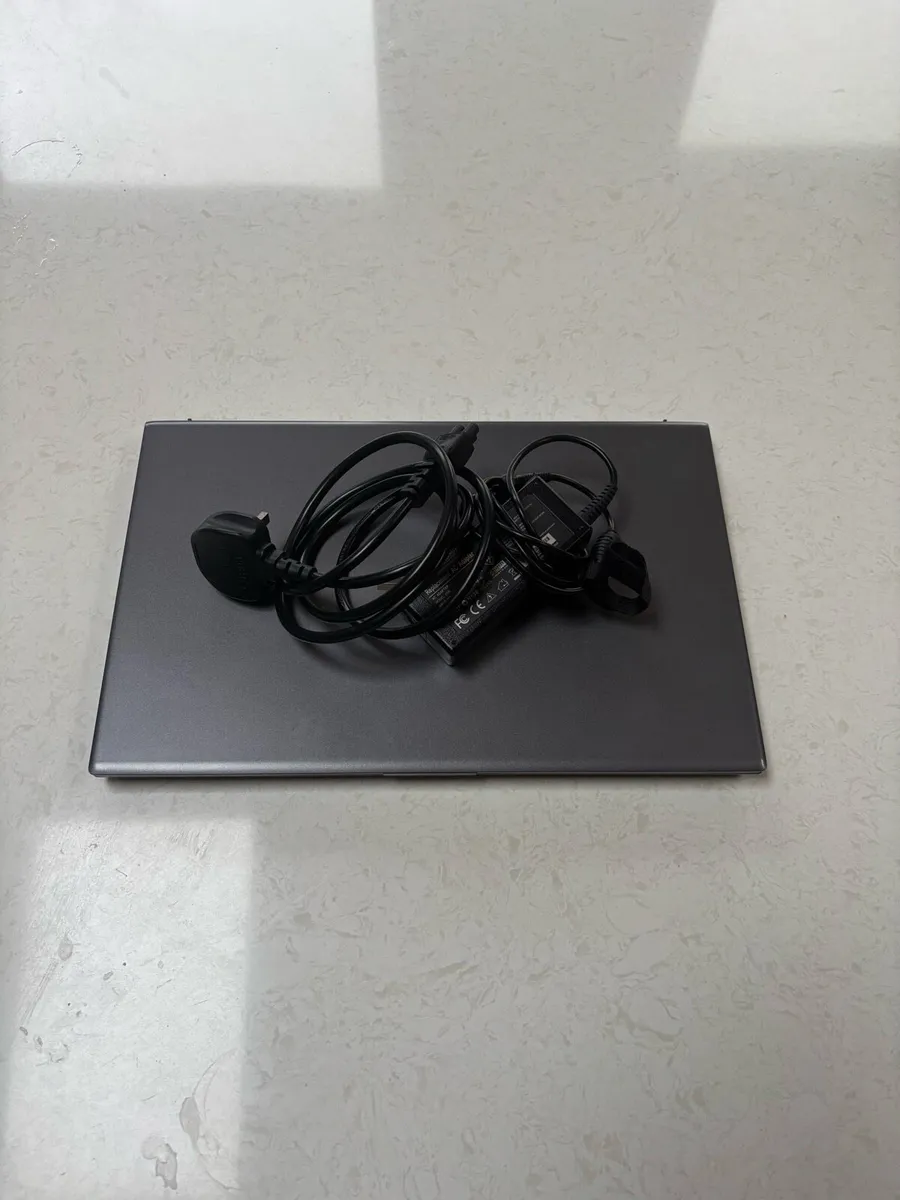 ASUS Vivobook 15 X512 - Image 2