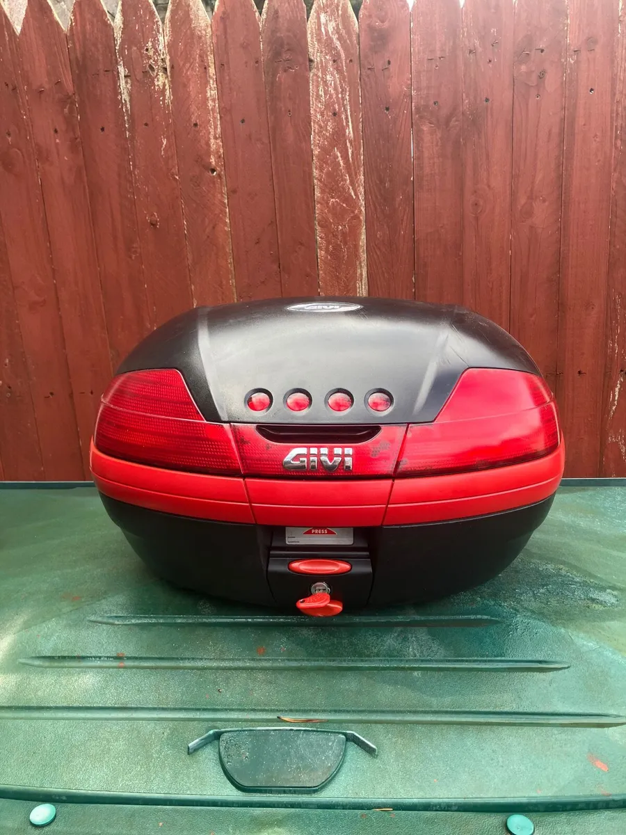Givi V46 Top Box - Image 1