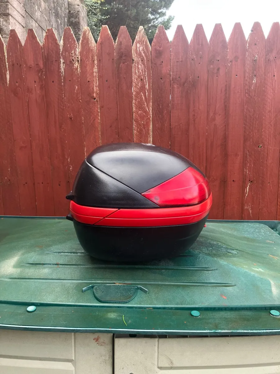 Givi V46 Top Box - Image 3