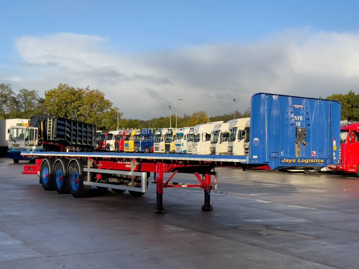 2021 SDC TRI AXLE FLAT BED TRAILER - Image 1
