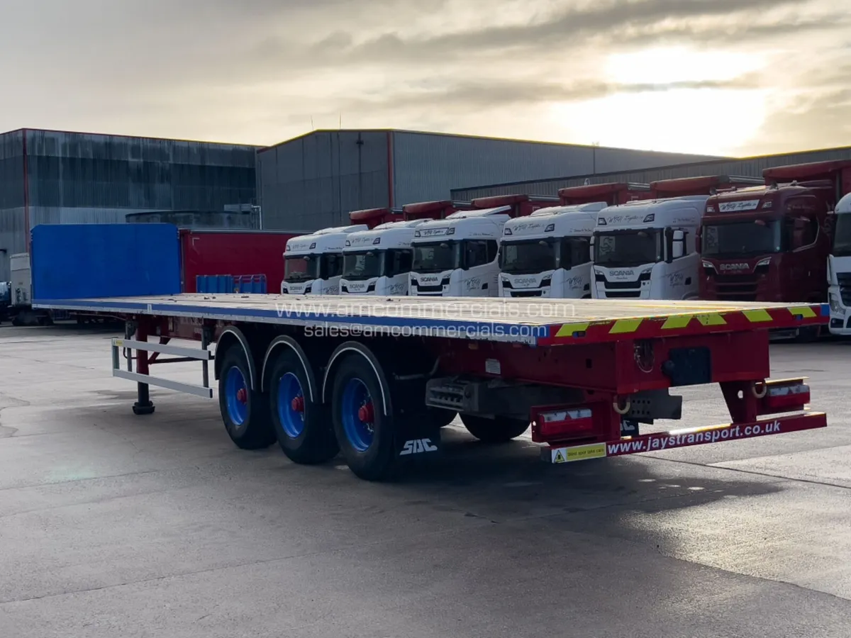 2021 SDC TRI AXLE FLAT BED TRAILER - Image 4