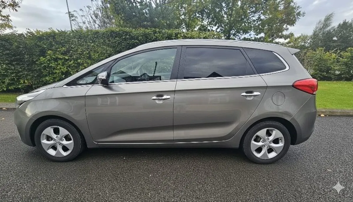 Beautiful 2015 Kia Carens with Very Low Mileage /Only 1 previous owner and Nct for a Year/ Taxed.. - Image 2