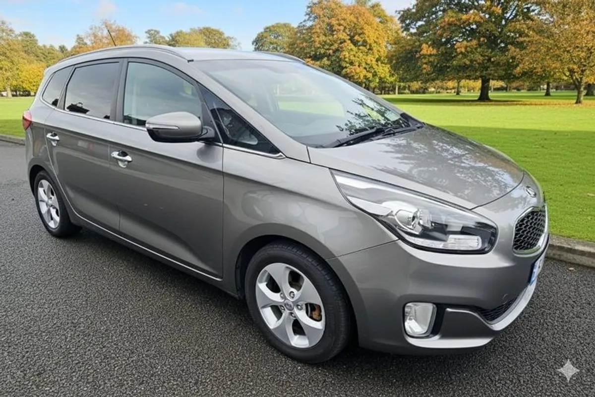 Beautiful 2015 Kia Carens with Very Low Mileage /Only 1 previous owner and Nct for a Year/ Taxed.. - Image 3