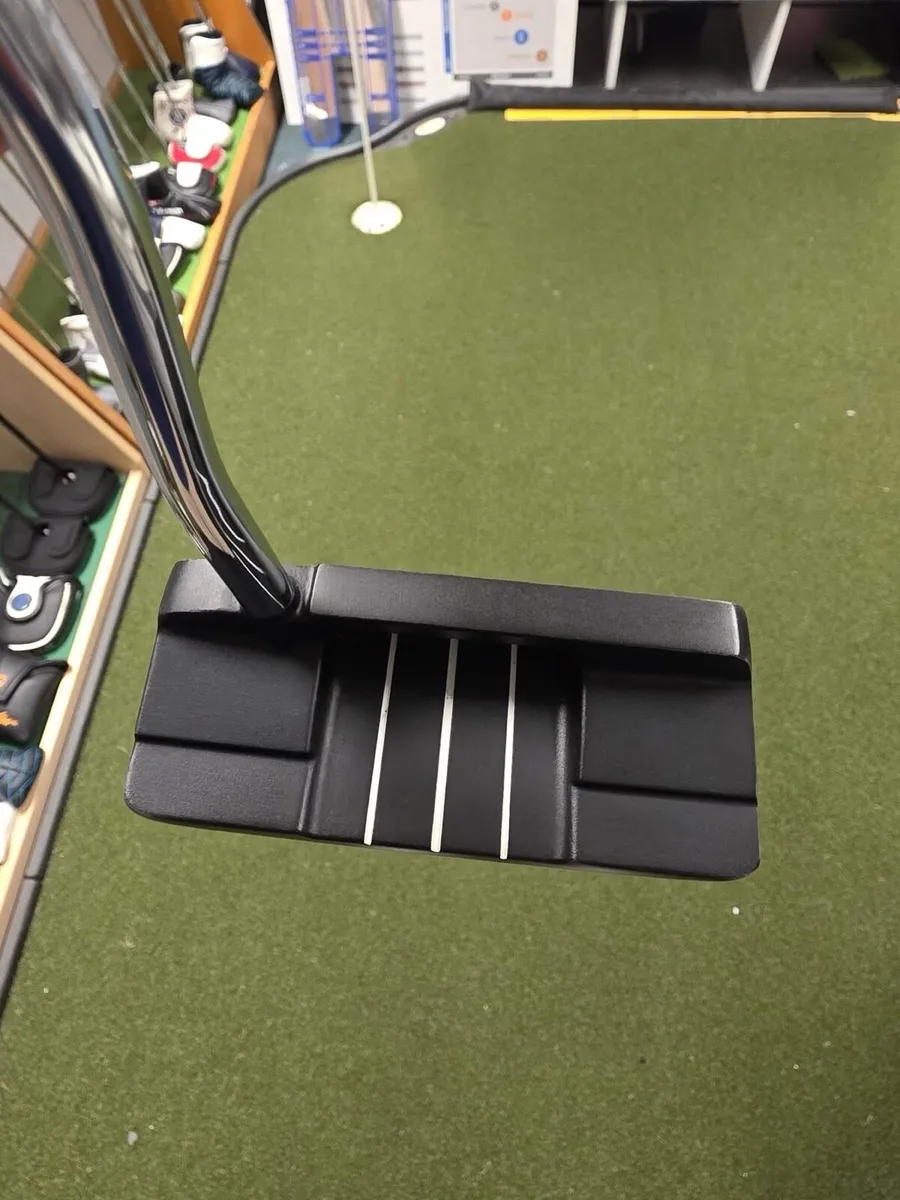 Wilson Infinite West Loop Putter - Image 3