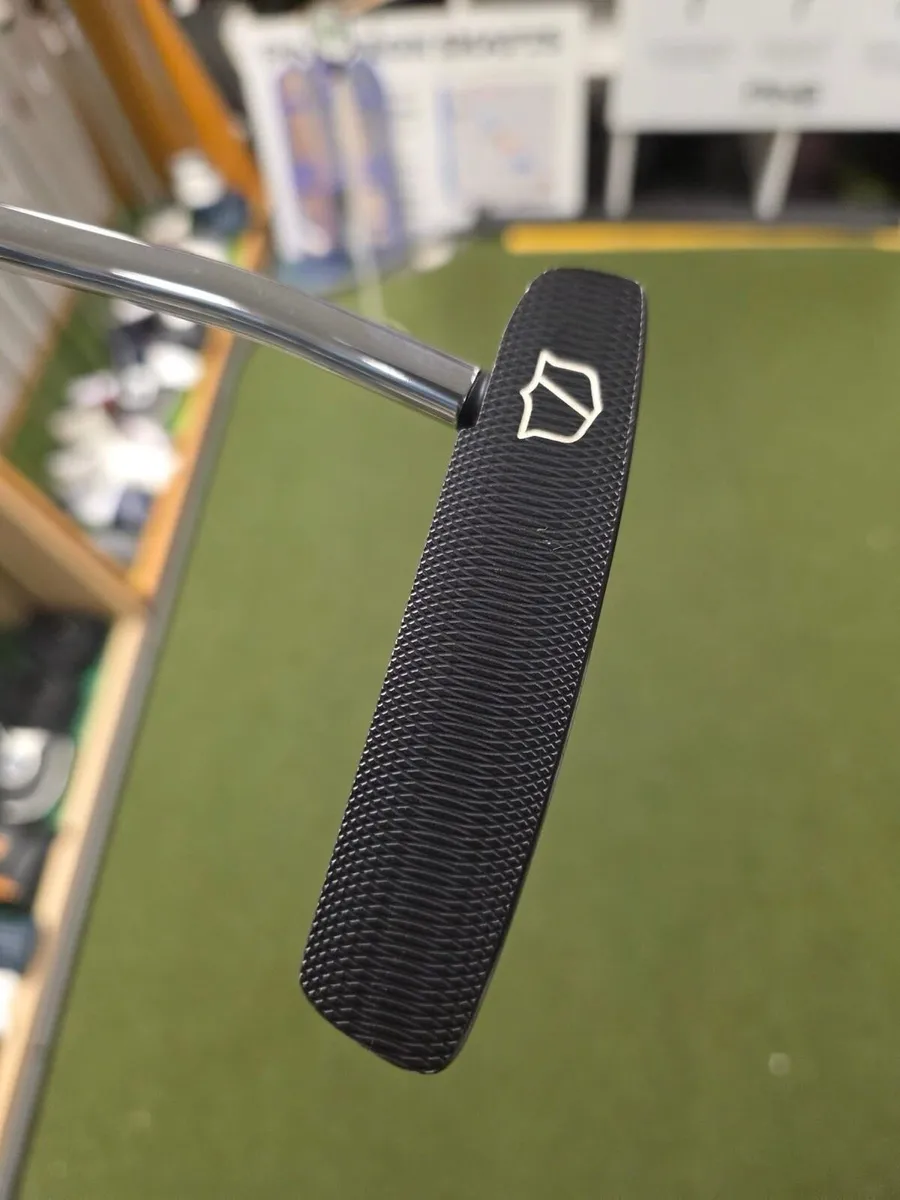 Wilson Infinite West Loop Putter - Image 4