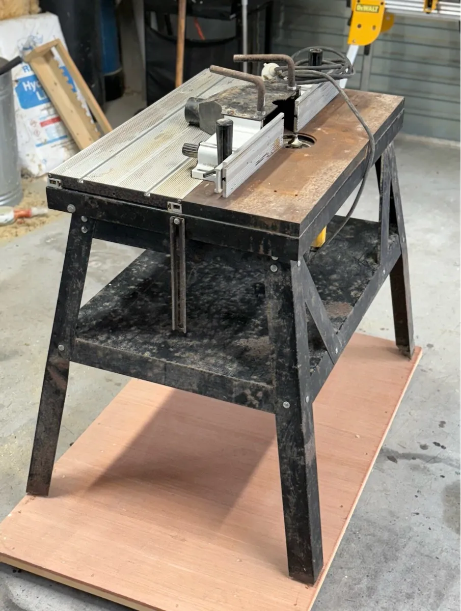 Router table with Dewalt router - Image 1