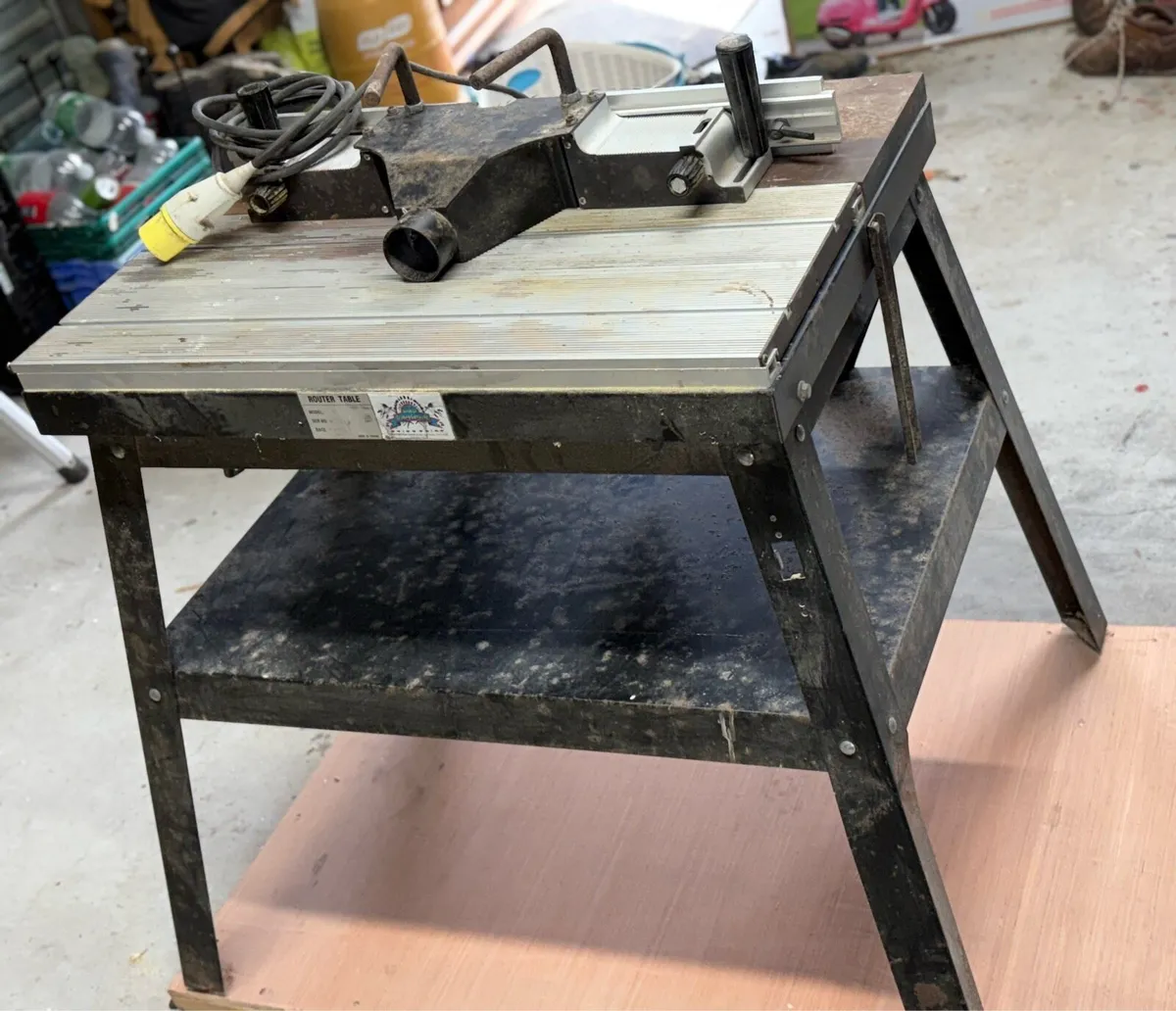 Router table with Dewalt router - Image 2