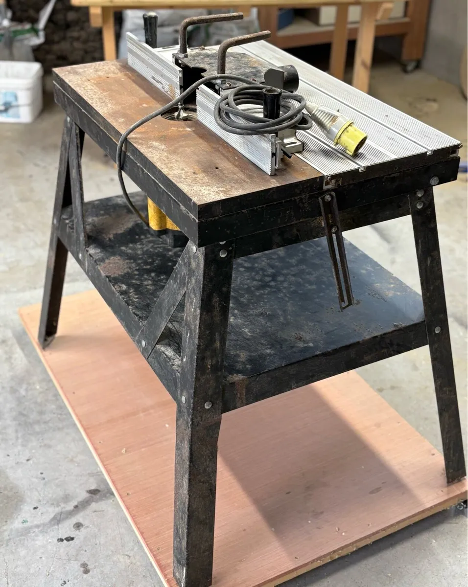 Router table with Dewalt router - Image 3