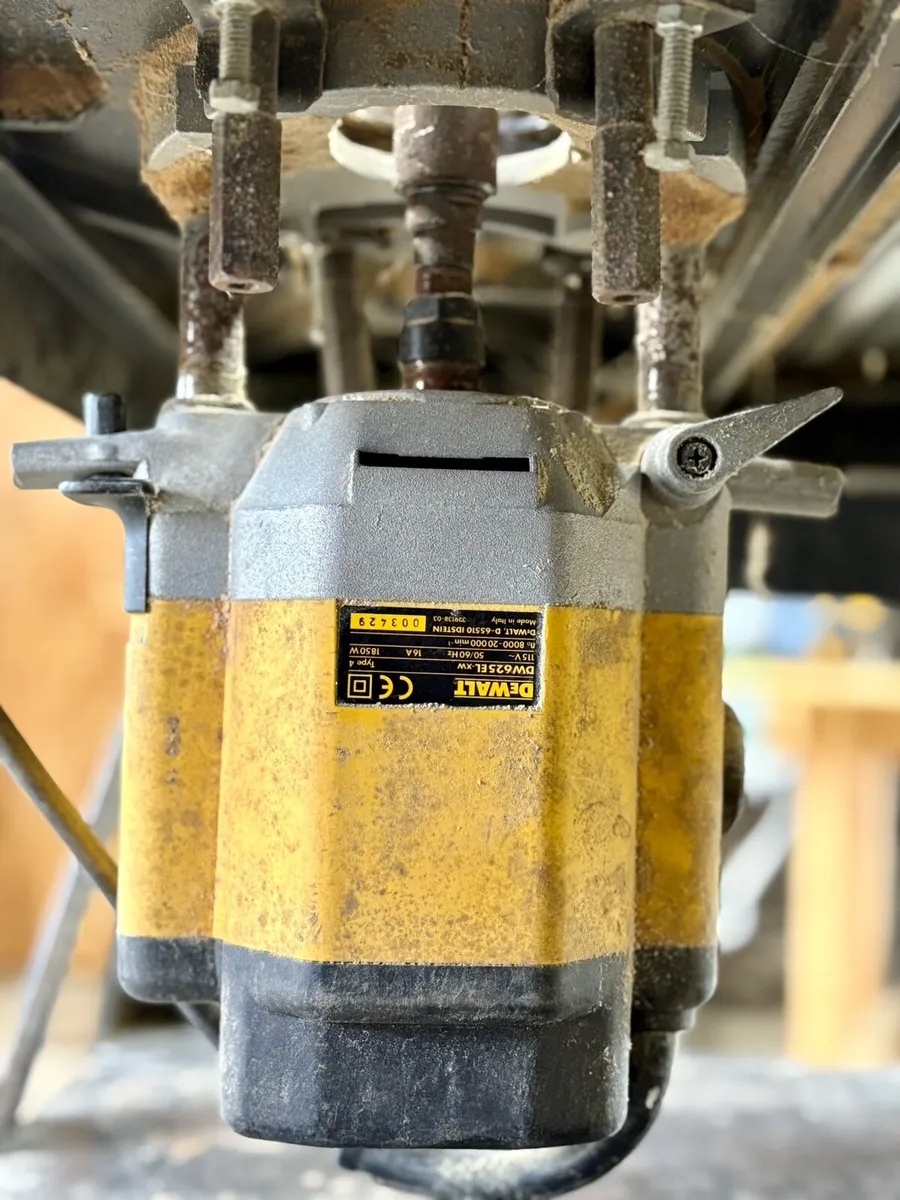 Router table with Dewalt router - Image 4