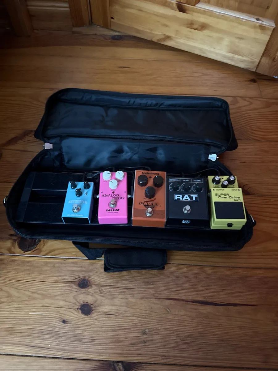 Guitar Pedal Board with 5 pedals - Image 2