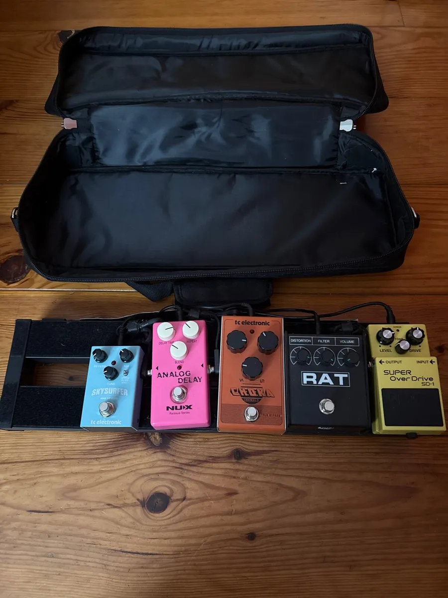 Guitar Pedal Board with 5 pedals - Image 1