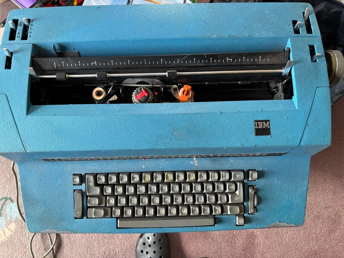 Vintage IBM Golfball Typewriter - Image 1
