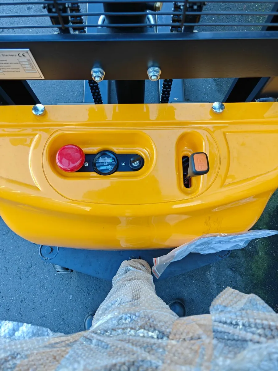 SEMI ELCTRIC PALLET STACKER - Image 2