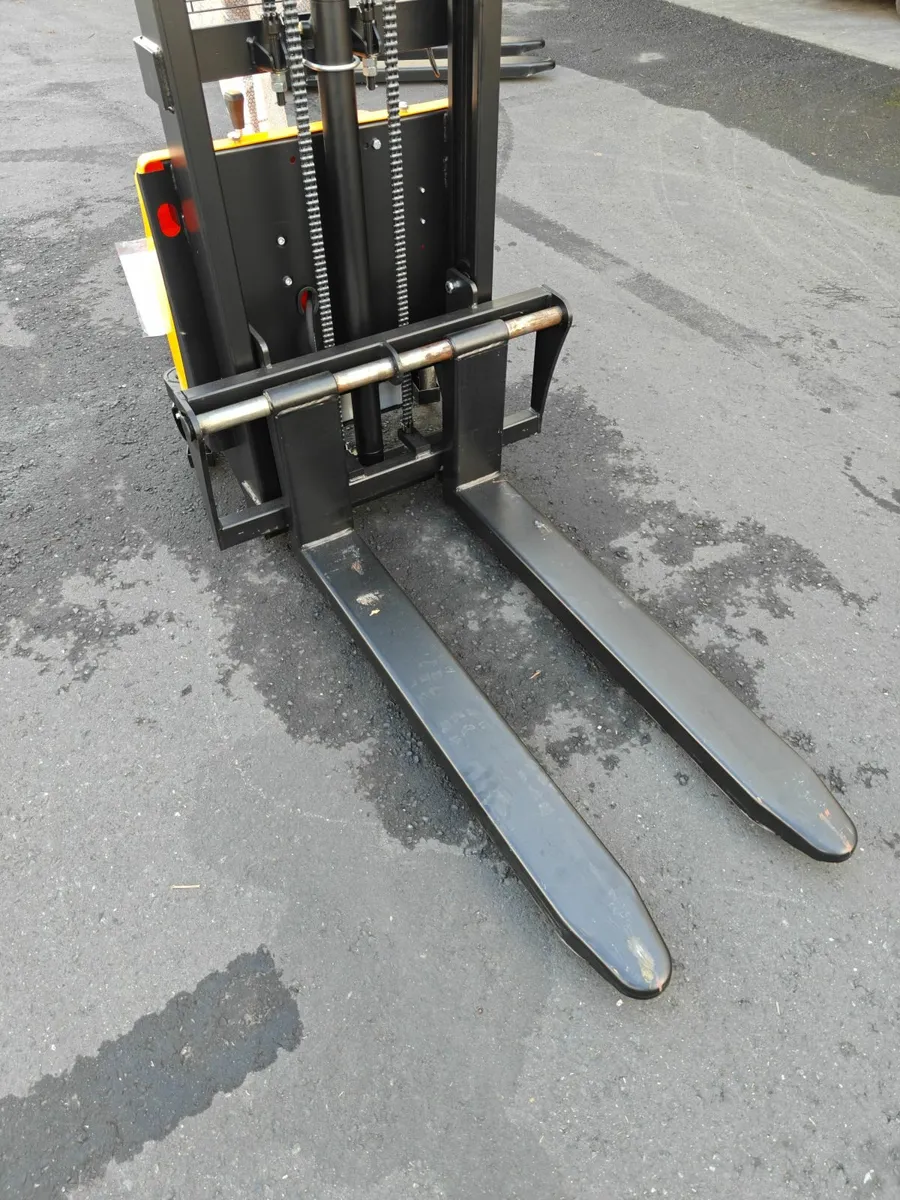 SEMI ELCTRIC PALLET STACKER - Image 1
