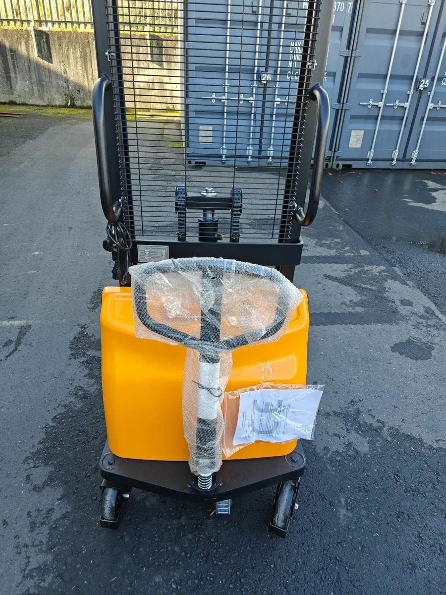 SEMI ELCTRIC PALLET STACKER - Image 3