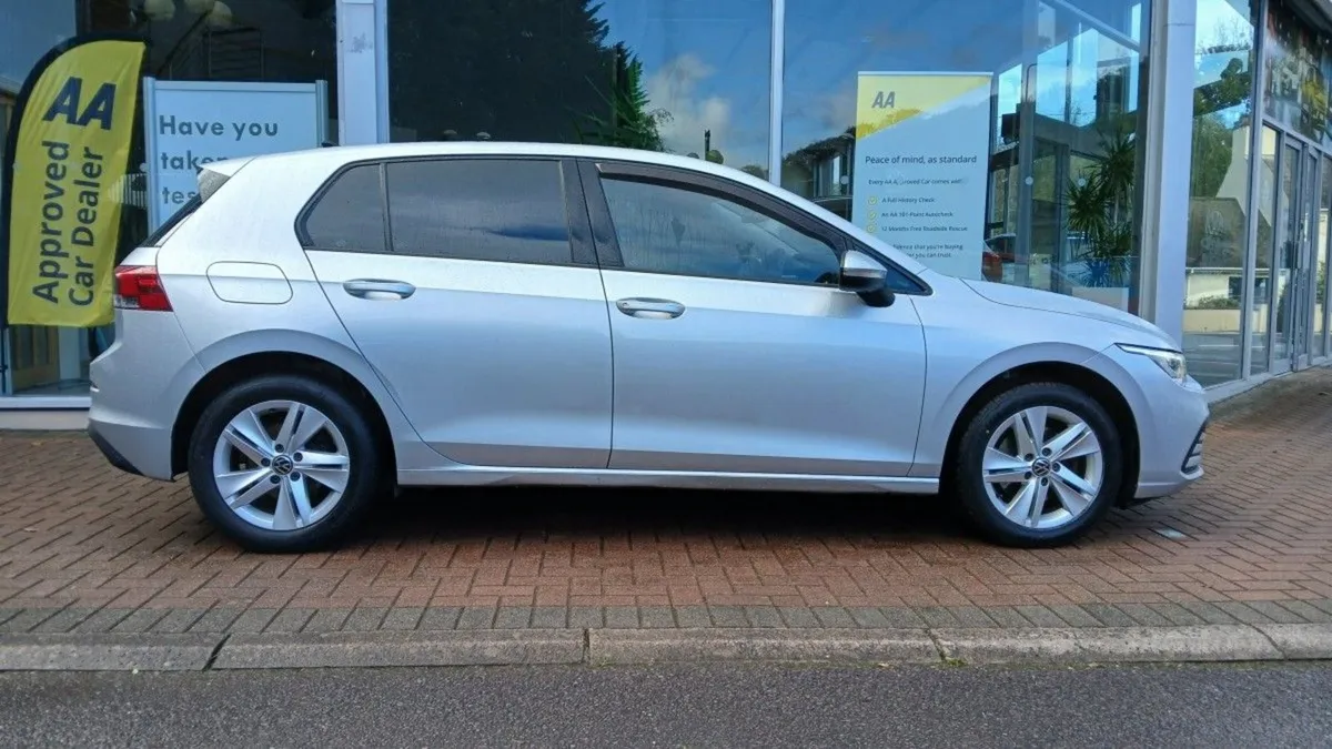 Volkswagen Golf 1.5 TSI 130HP Life  Reflex Silver - Image 3
