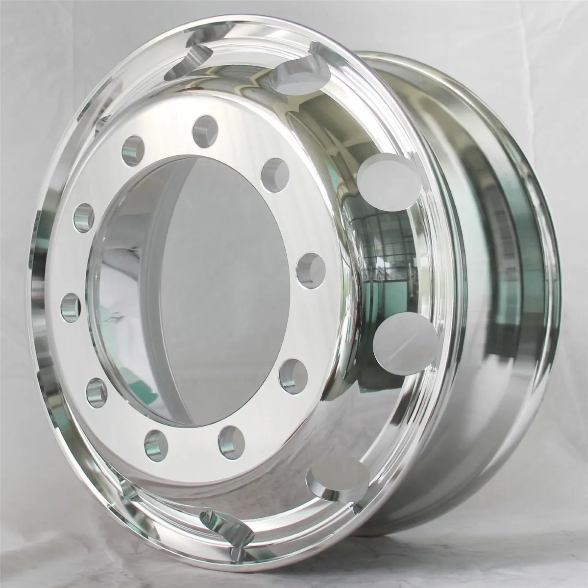 22.5" x 8.25" Chrome Aluminium Alloy Wheel Truck - Image 1