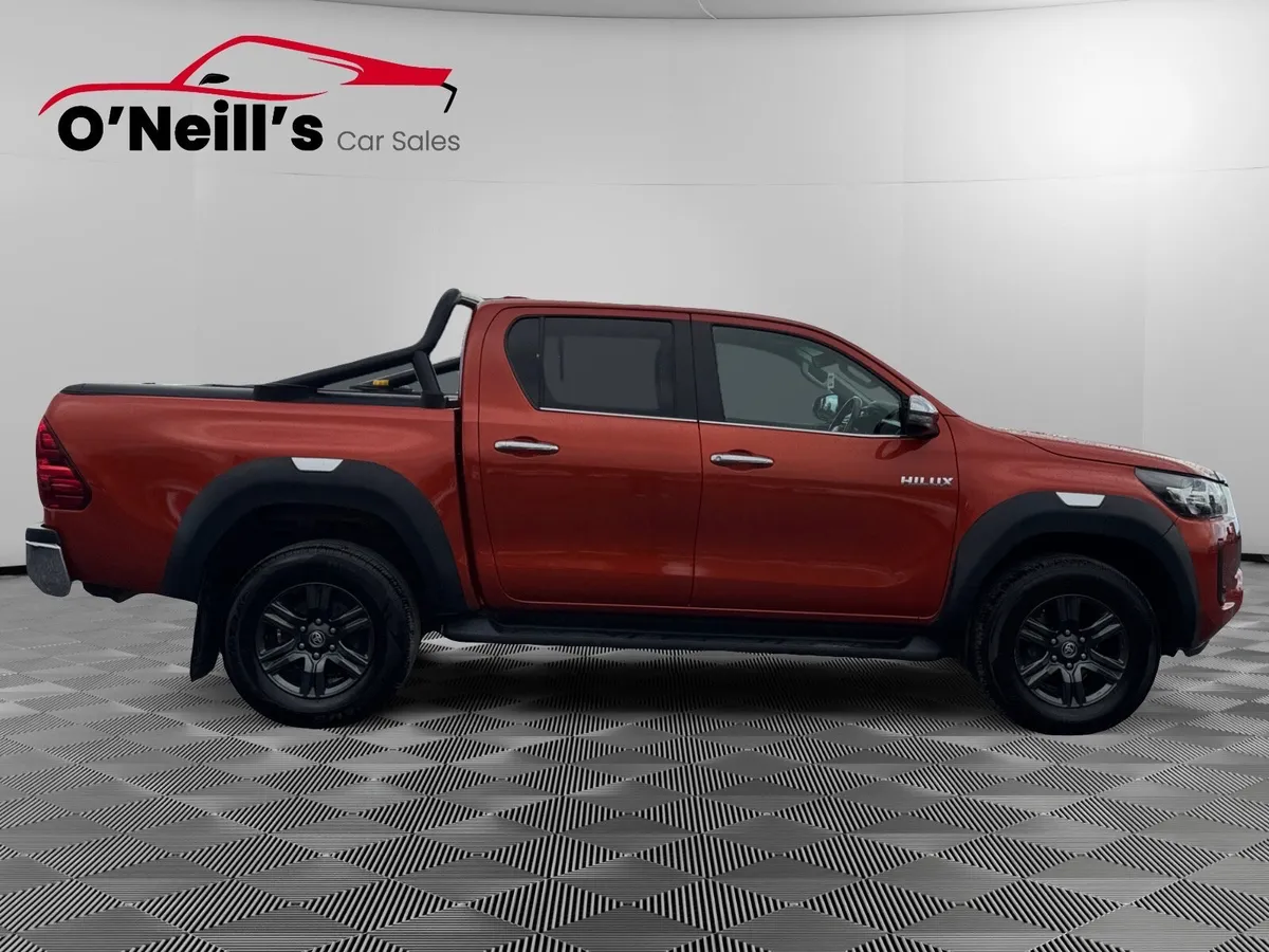 Toyota Hilux 2022 2.4 SR5 DOUBLE CAB 4DR #296 - Image 2