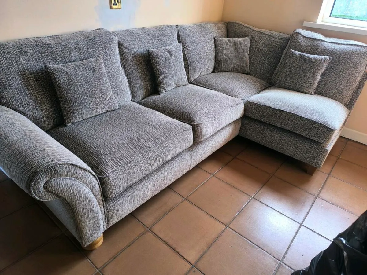 L shaped corner sofa - excellent condition - Image 1