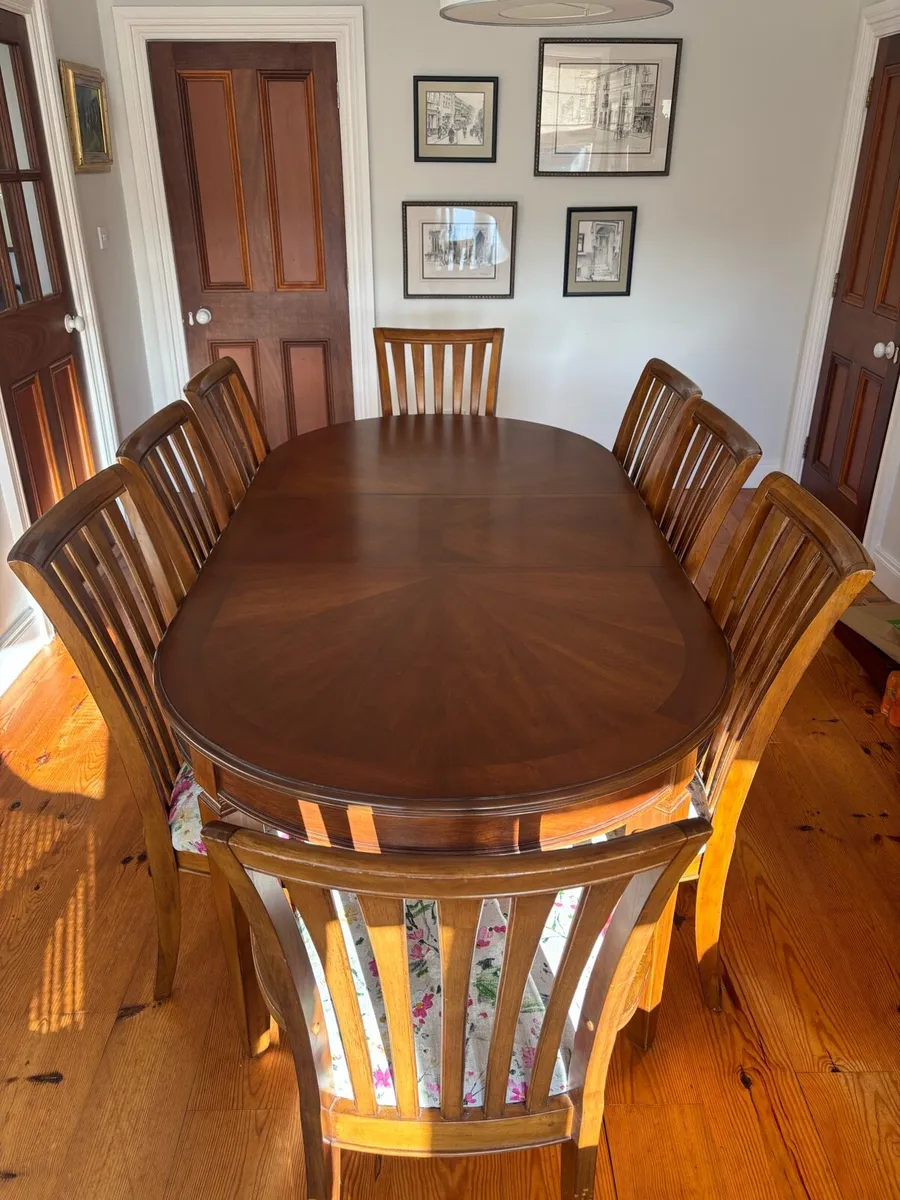 Table and chairs - Image 1
