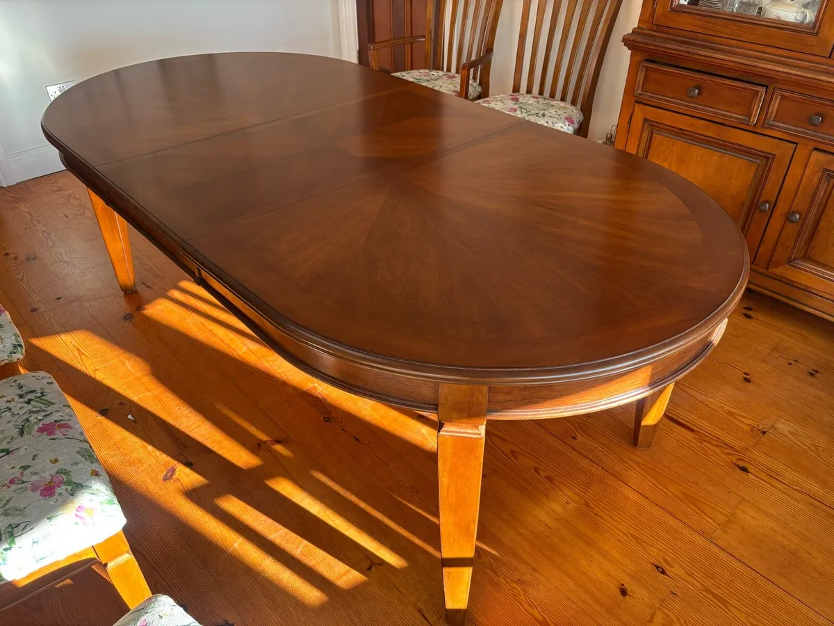 Table and chairs - Image 2
