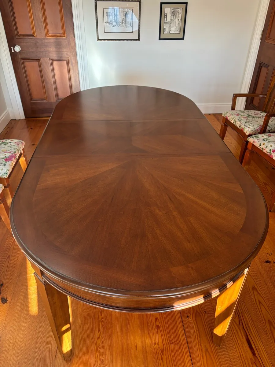 Table and chairs - Image 3