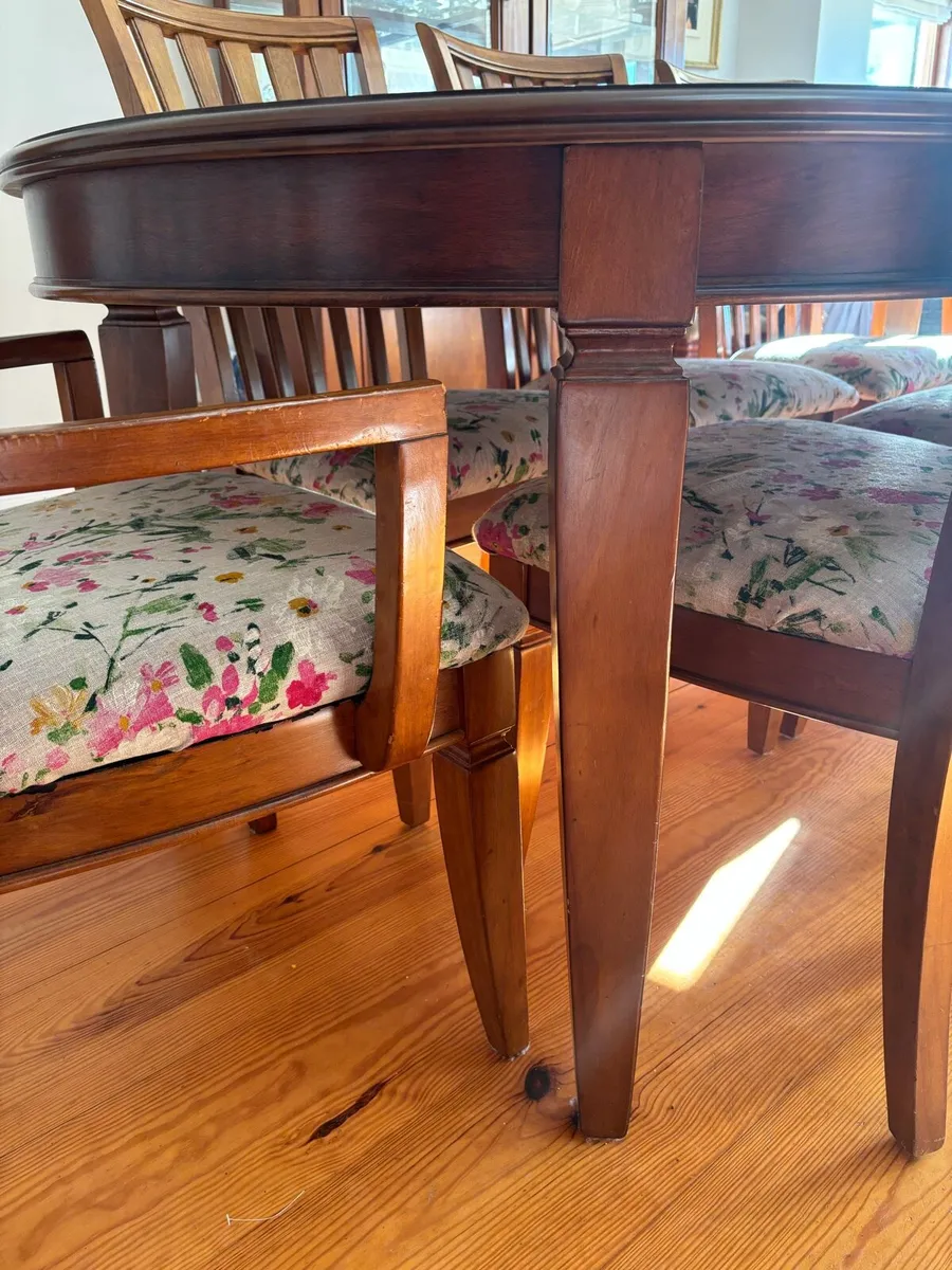 Table and chairs - Image 4