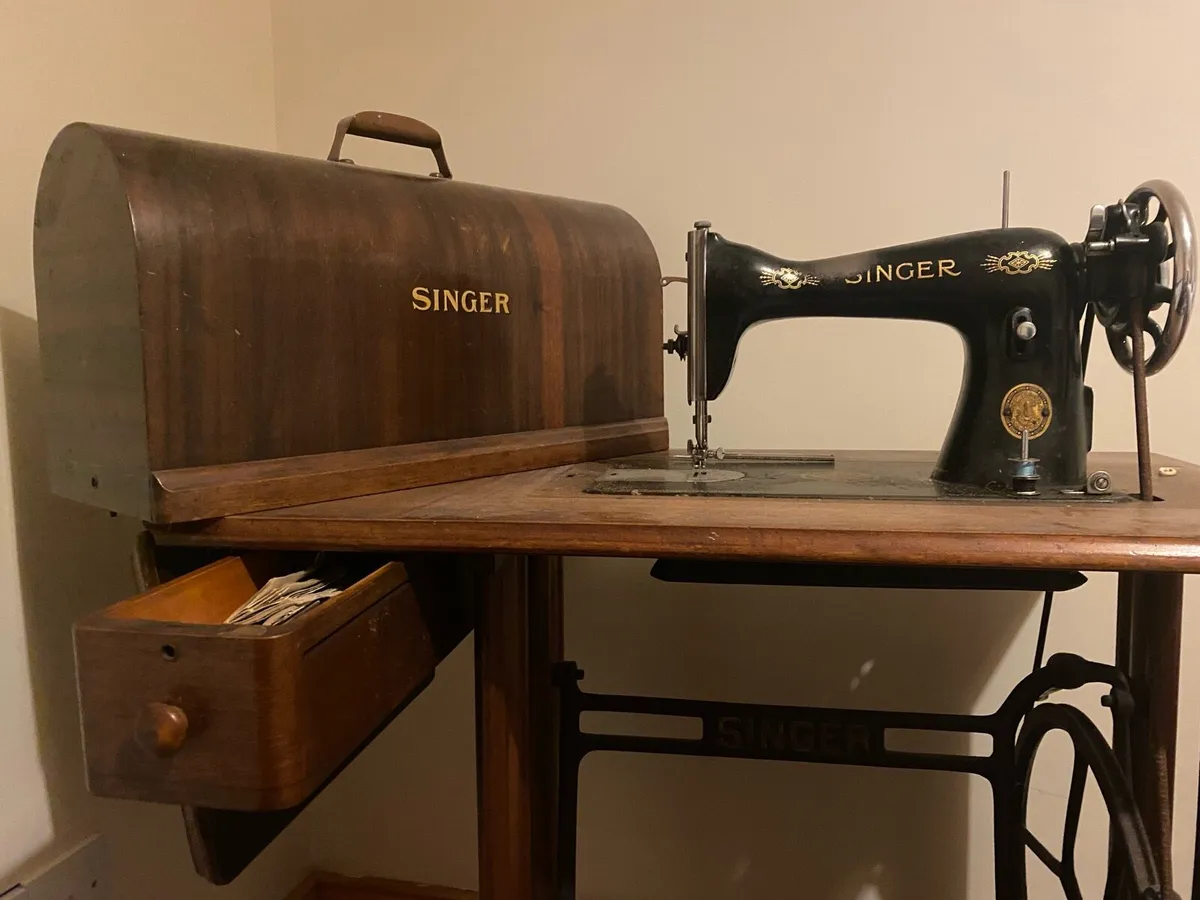 Singer sowing machine - Image 2