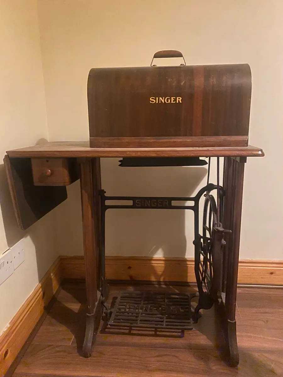 Singer sowing machine - Image 1