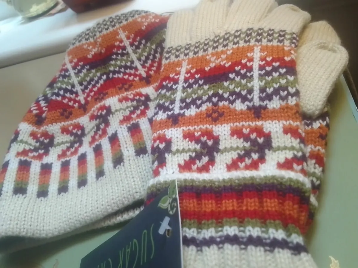 Sugar crisp fairisle knit hat and gloves set new - Image 3