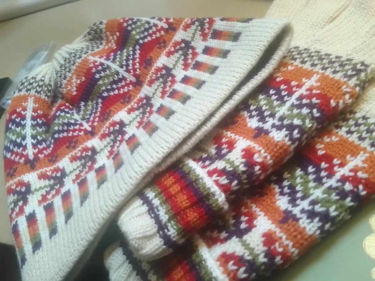 Sugar crisp fairisle knit hat and gloves set new - Image 4