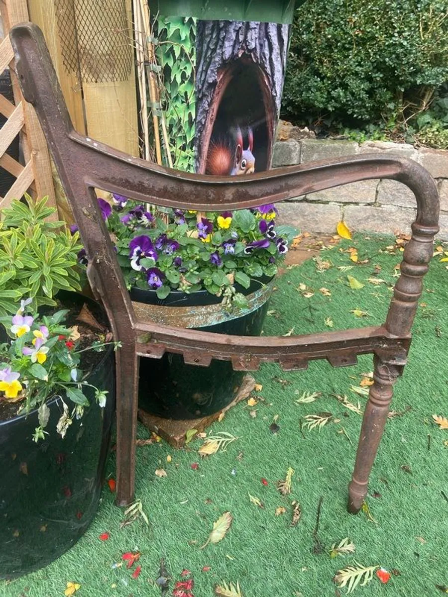 Garden bench. - Image 1