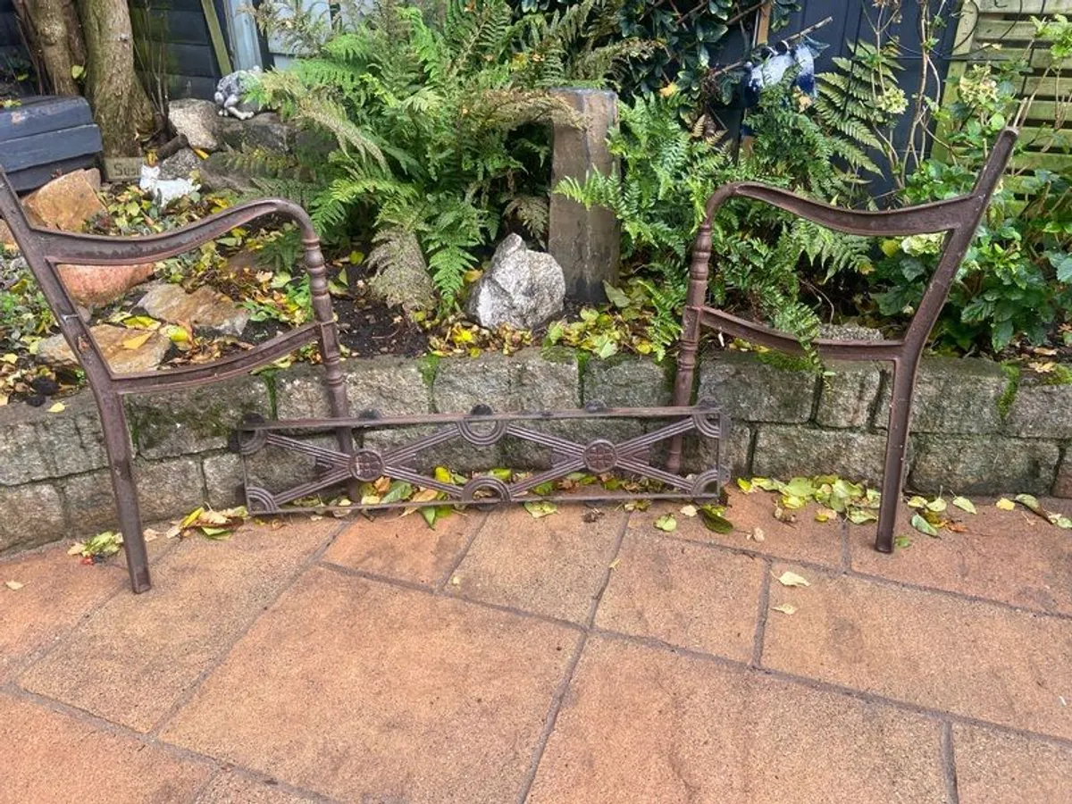 Garden bench. - Image 2