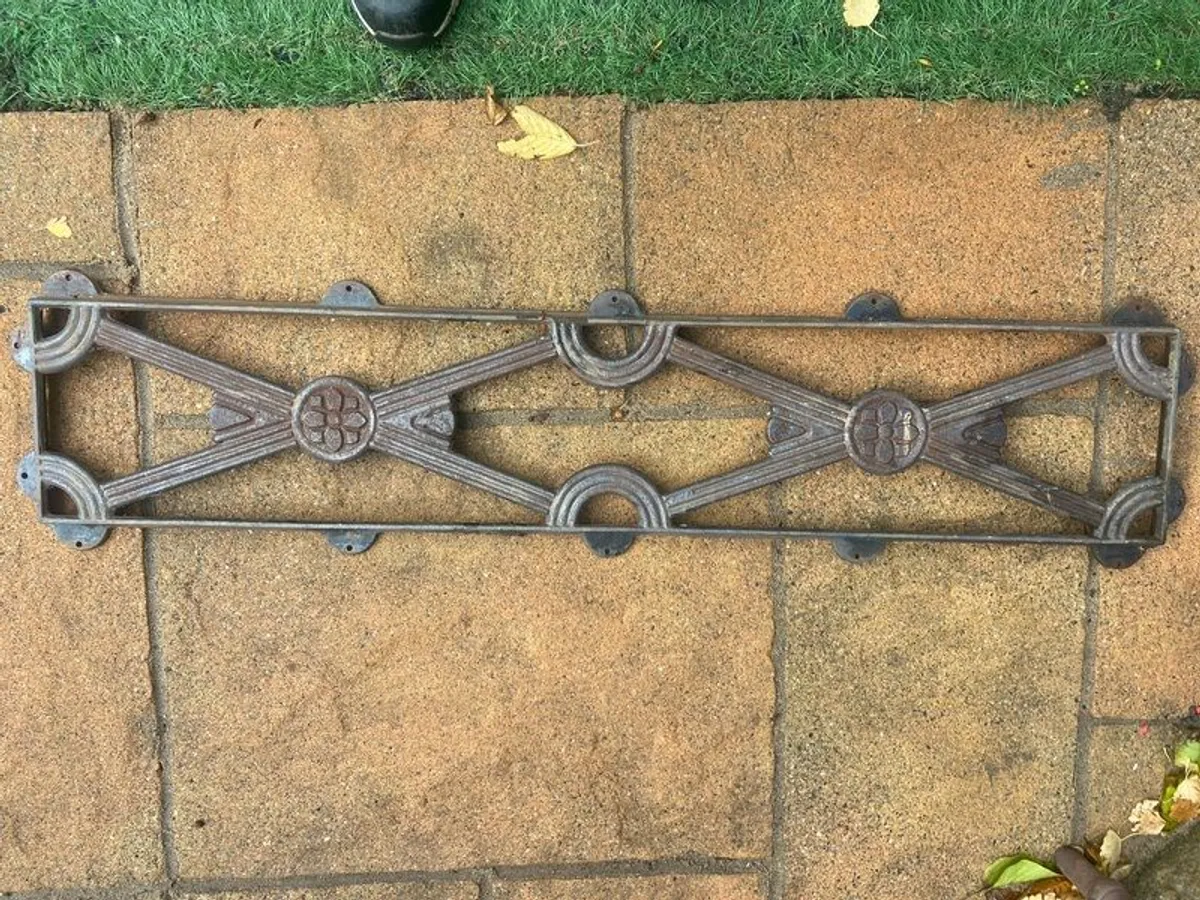 Garden bench. - Image 3