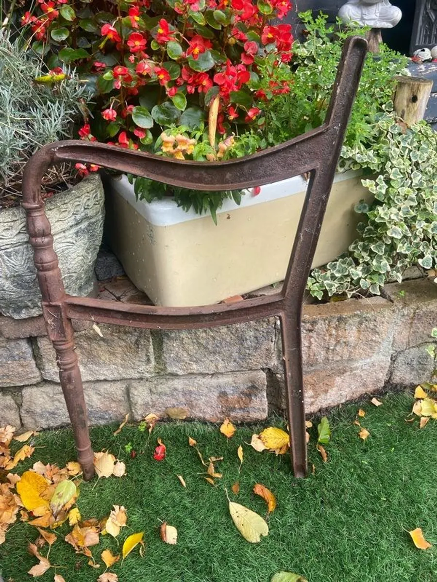 Garden bench. - Image 4