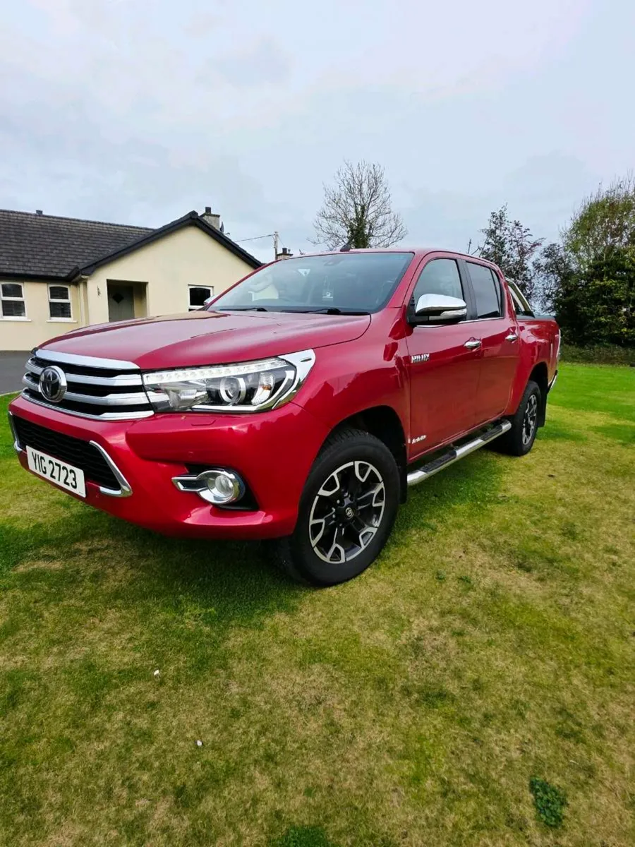 Toyota hilux invincible x - Image 4