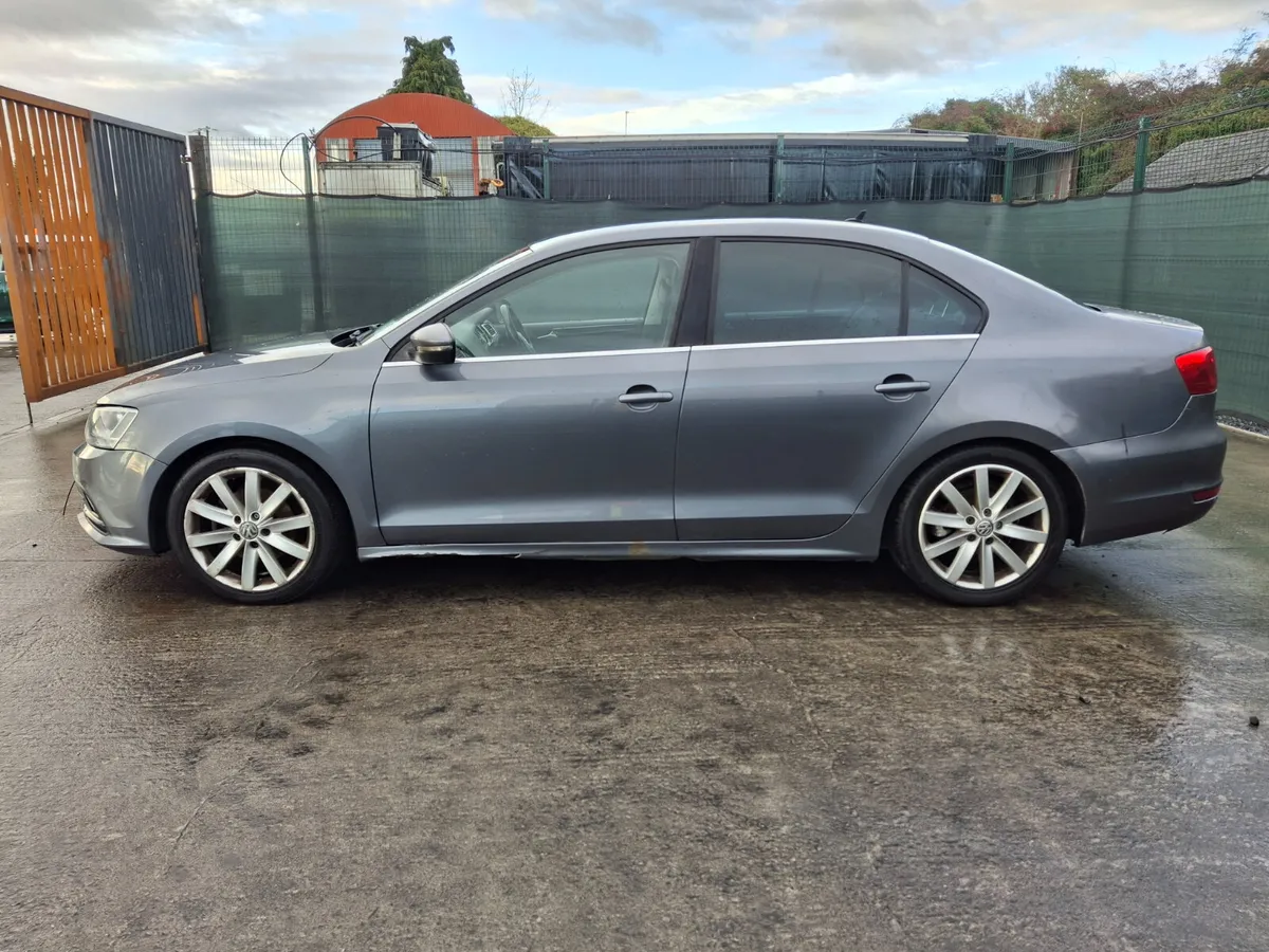 152 Volkswagen Jetta Highline 2.0 Automatic - Image 3