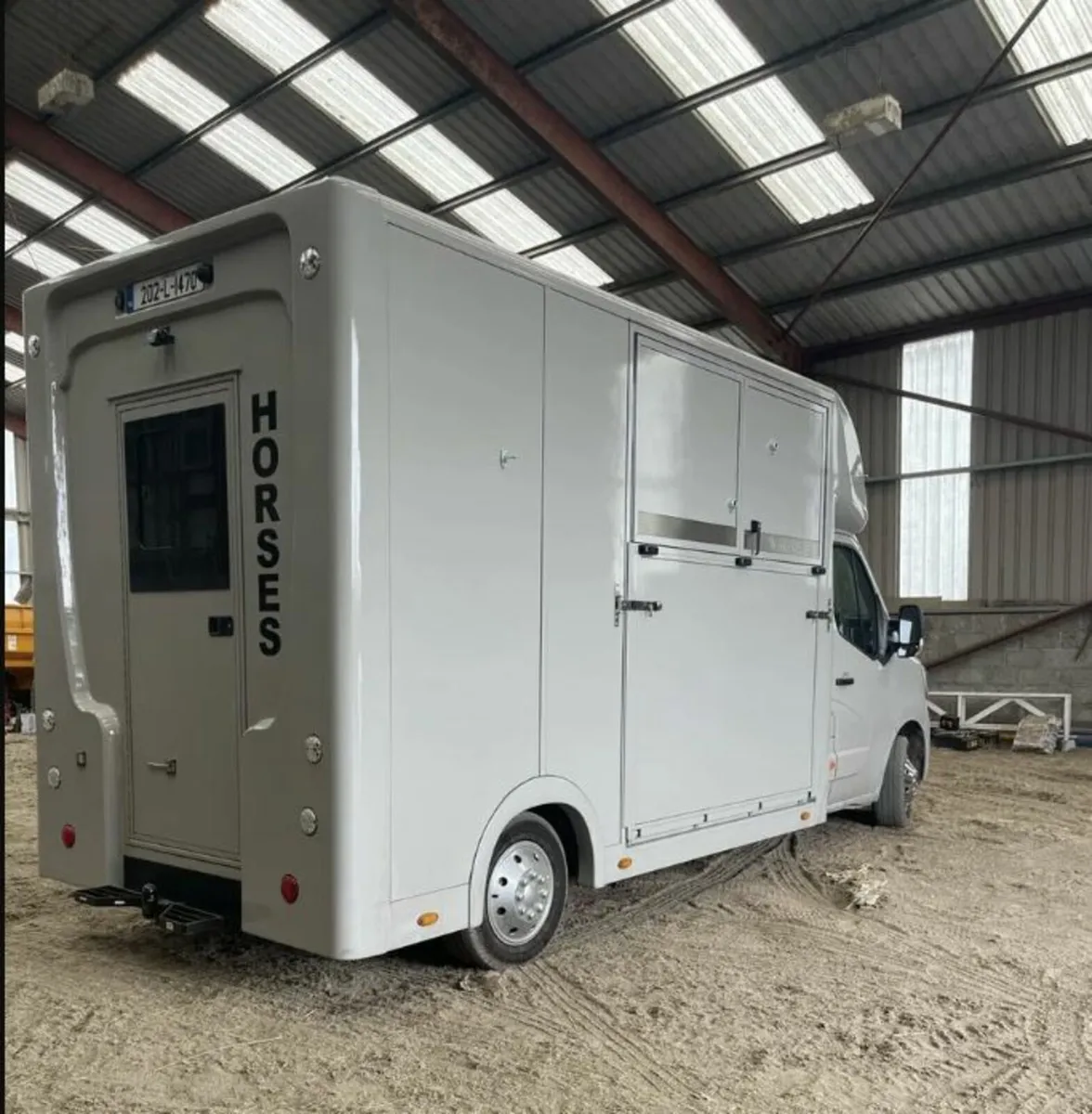 202 Renault Master 2 Horse Van - Image 2