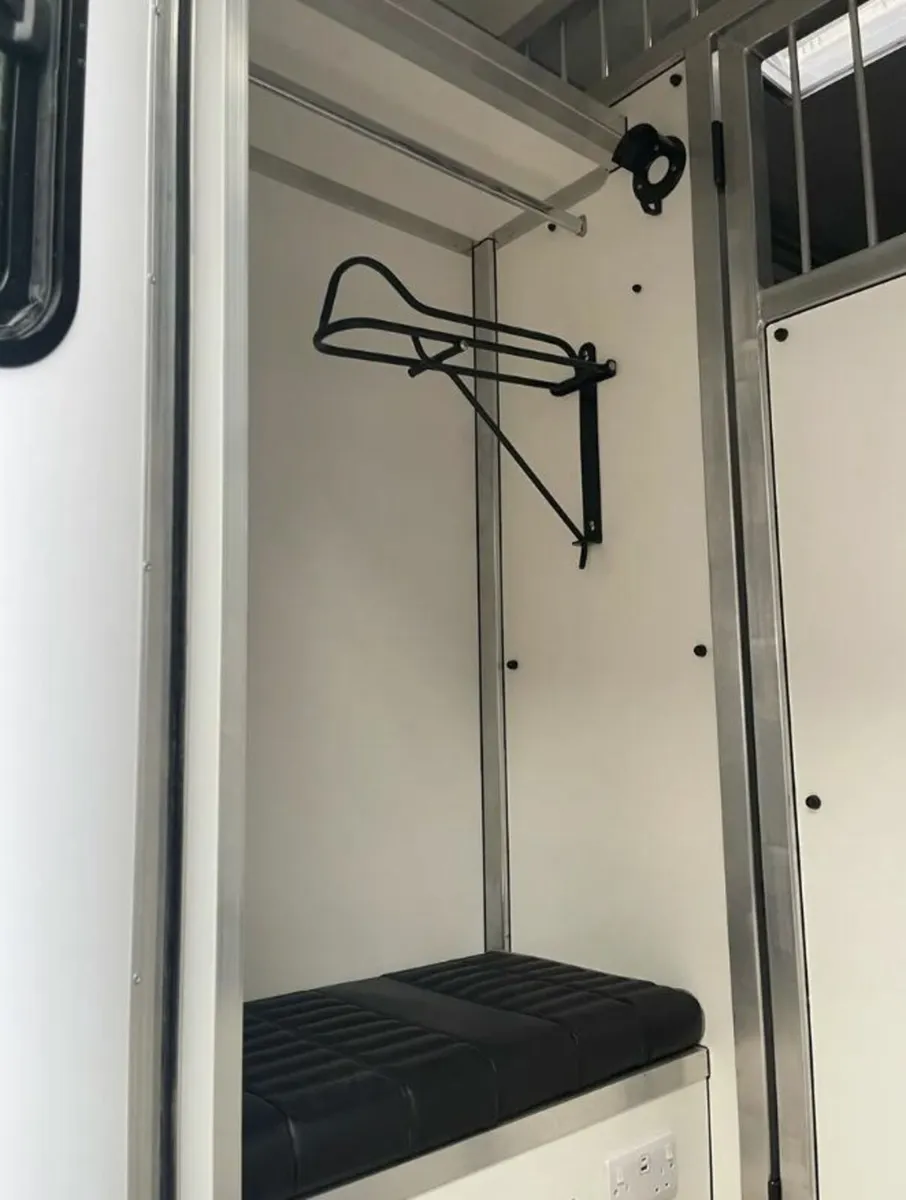 202 Renault Master 2 Horse Van - Image 3