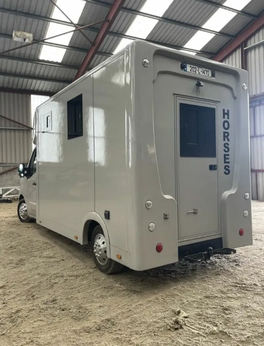 202 Renault Master 2 Horse Van - Image 4