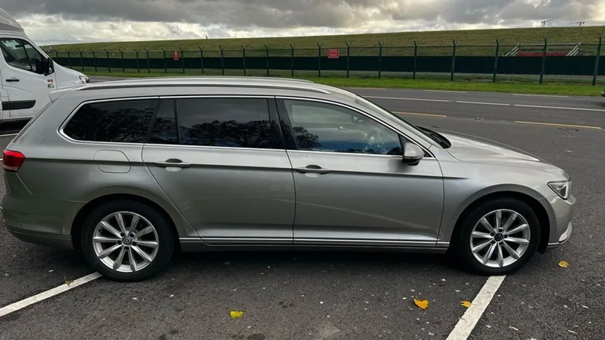2015 Volkswagen Passat - Image 3