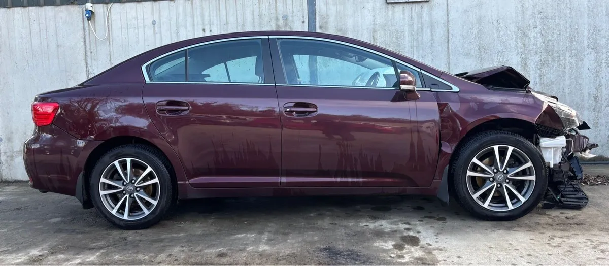 2015 Toyota Avensis for parts - Image 1